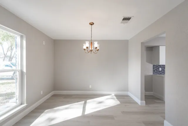 a view of empty room with window