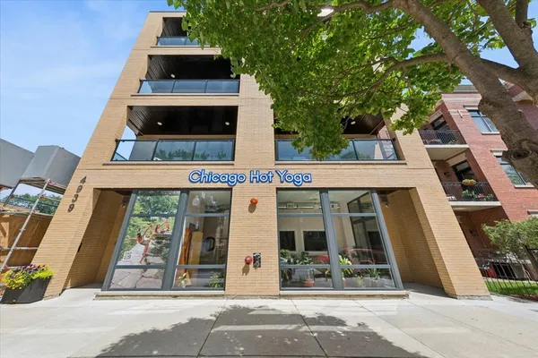 $675,000 | 4939 North Damen Avenue, Unit 404, Chicago, IL 60625