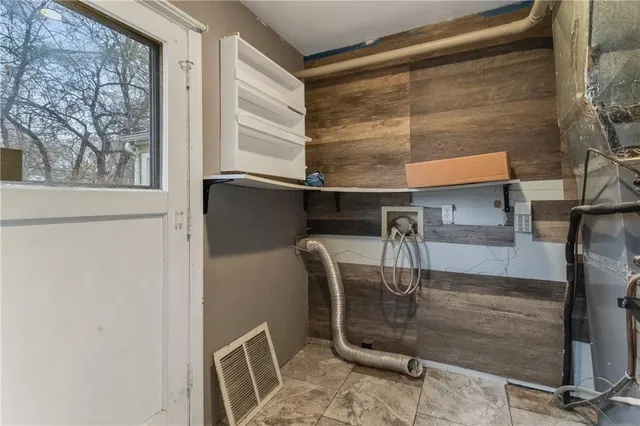 $285,000 | 8107 Antioch Road, Overland Park, KS 66204