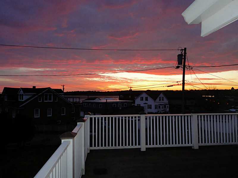 20 Crescent Road Middletown, RI 02842 - Photo 4 of 20 View.
