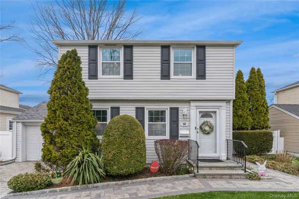 $799,000 | 35 Roydon Drive North, North Merrick, NY 11566