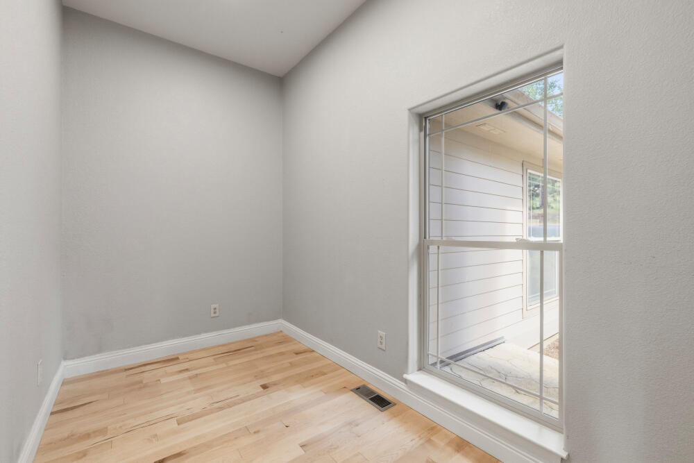 11756 Merganser Road Klamath Falls, OR 97601 - Photo 12 of 73 Small room to right of entry- flexible space
