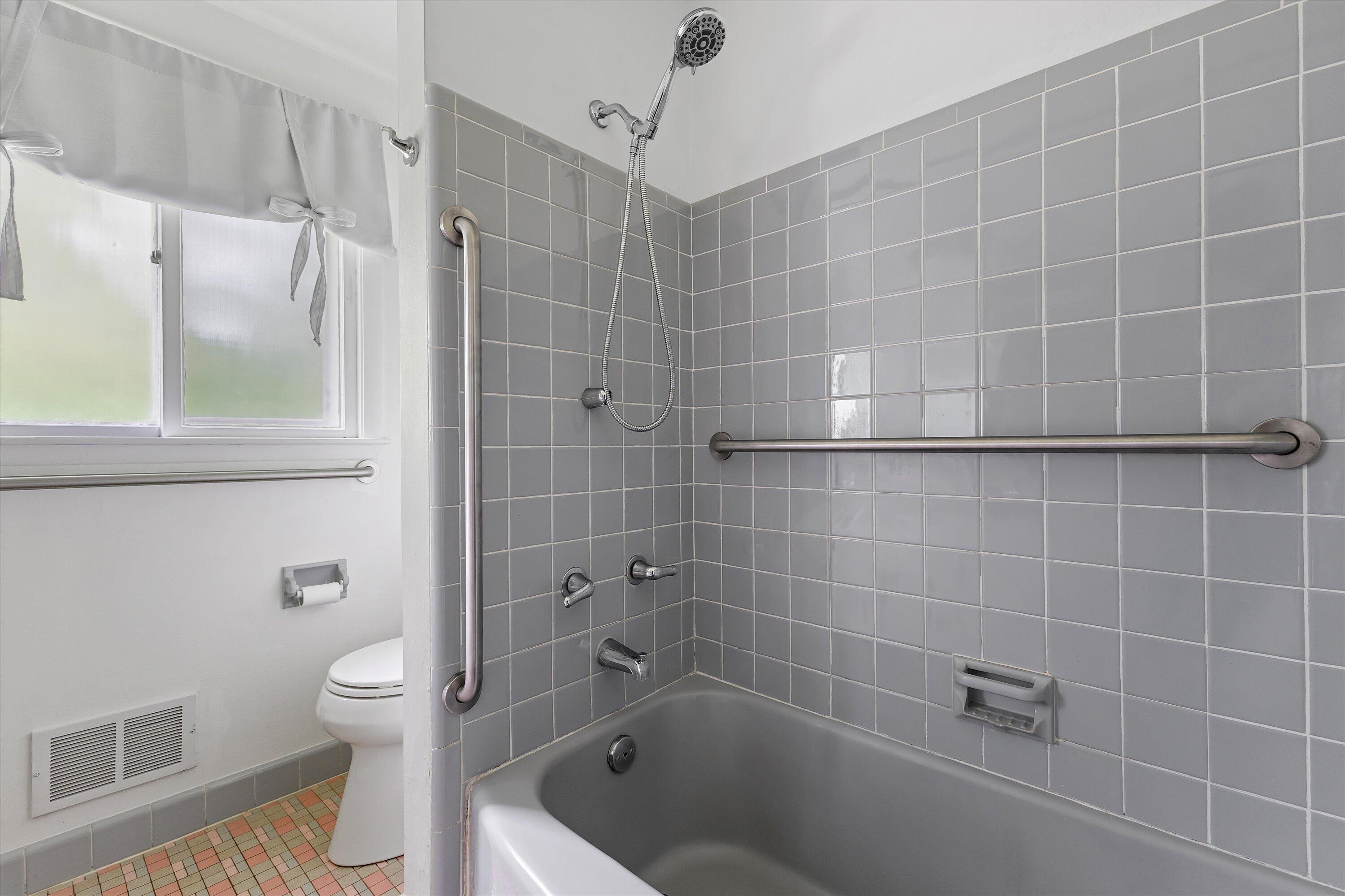 7337 North Seneca Road Fox Point, WI 53217 - Photo 20 of 33 Full Bath