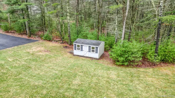 a view of a back yard
