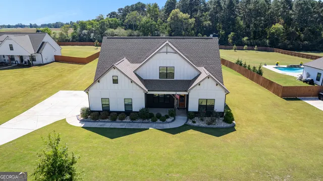 a view of house with a big yard