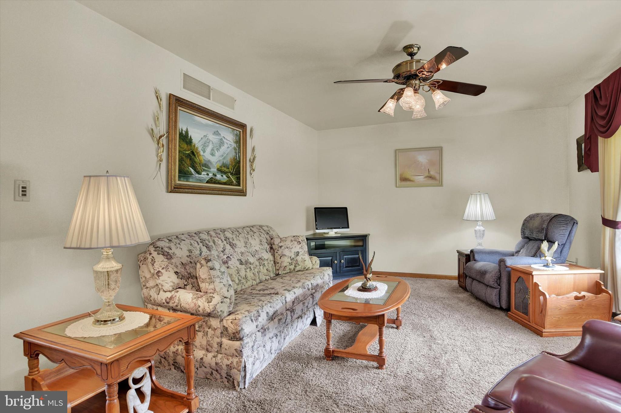 1805 Briarcreek Lane Middletown, PA 17057 - Photo 3 of 25 Living Room