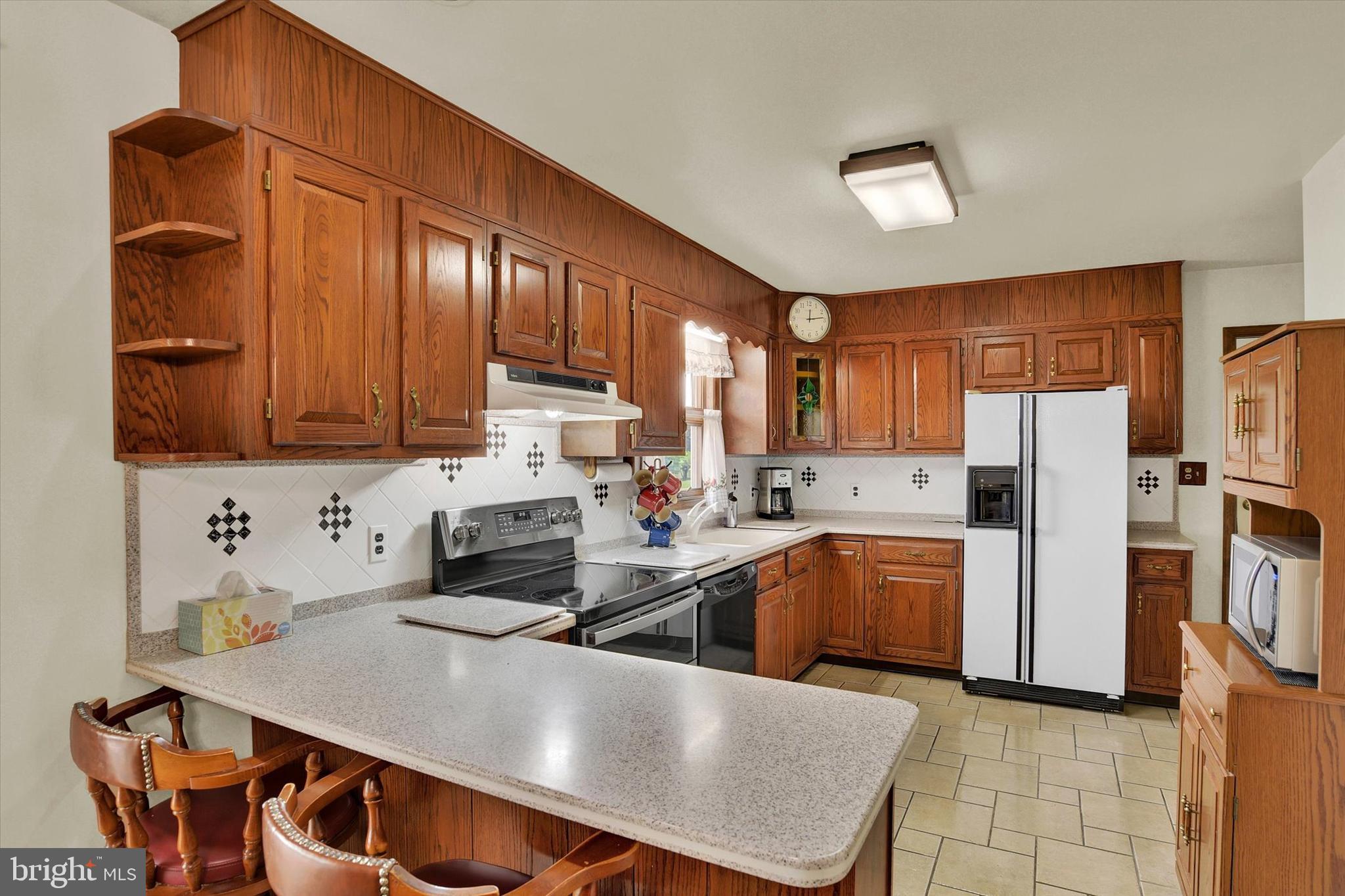 1805 Briarcreek Lane Middletown, PA 17057 - Photo 9 of 25 Oak kitchen with breakfast bar