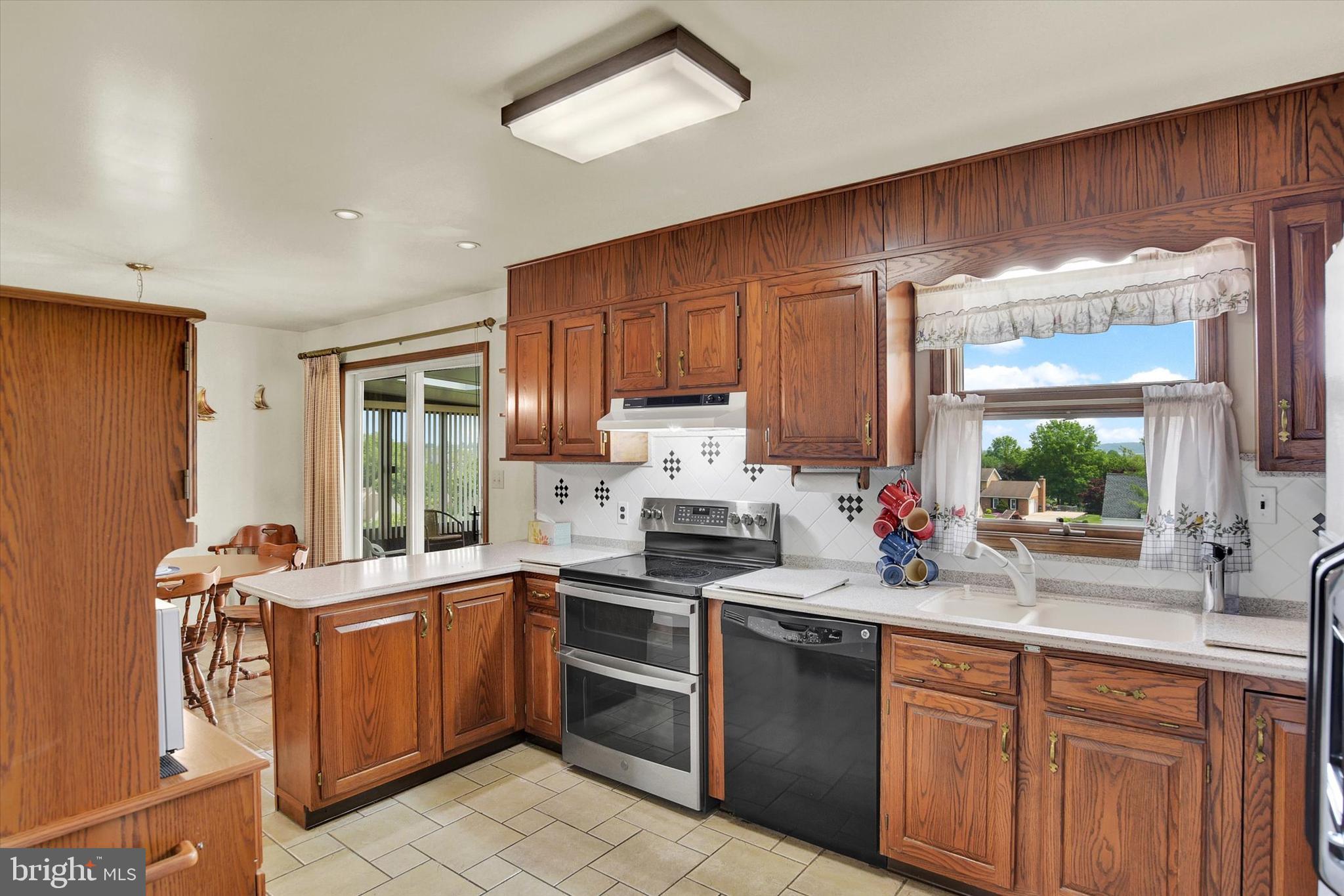 1805 Briarcreek Lane Middletown, PA 17057 - Photo 10 of 25 Appliances included!