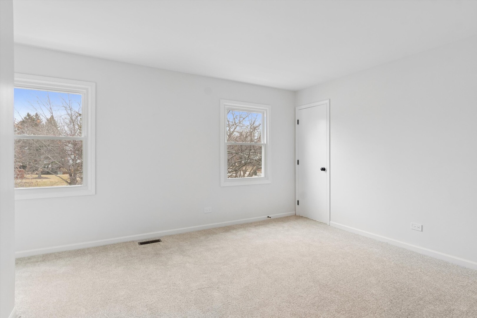 731 South River Road Naperville, IL 60540 - Photo 17 of 27 an empty room with a window