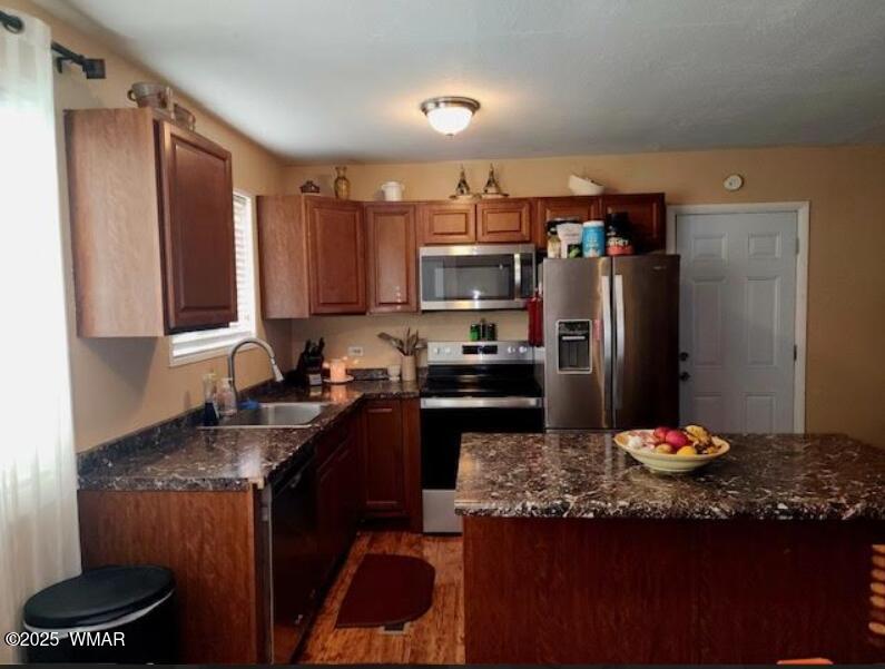 121 Harmony Lane Springerville, AZ 85938 - Photo 5 of 28 a kitchen with granite countertop a refrigerator stove and sink