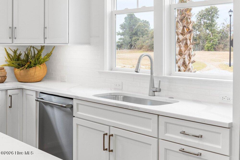 357 Planters Walk Hampstead, NC 28443 - Photo 19 of 62 Love the exterior sink