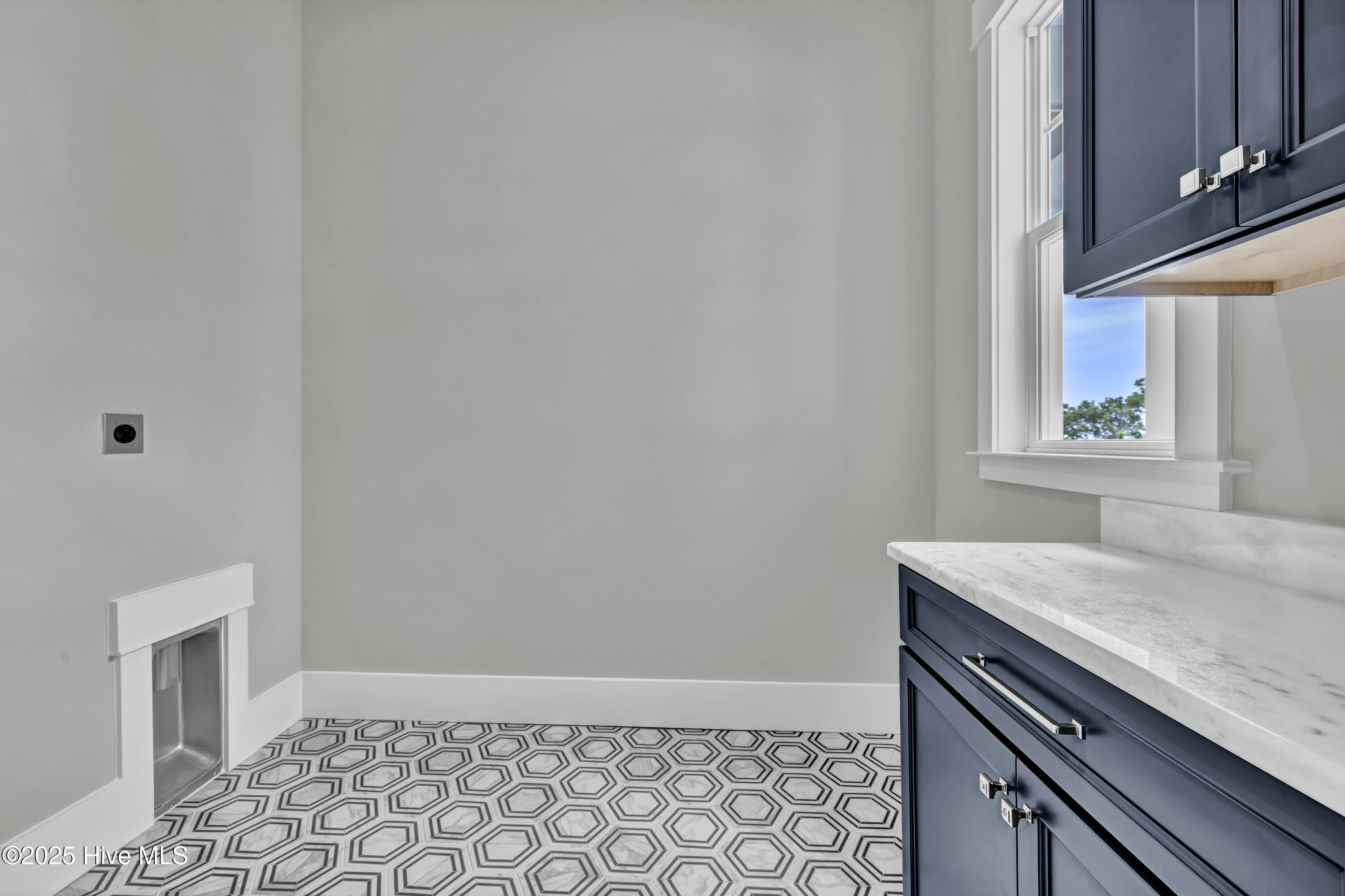 357 Planters Walk Hampstead, NC 28443 - Photo 34 of 62 Have you ever seen such a beautiful laundry room?