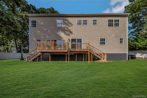 a view of a house with backyard
