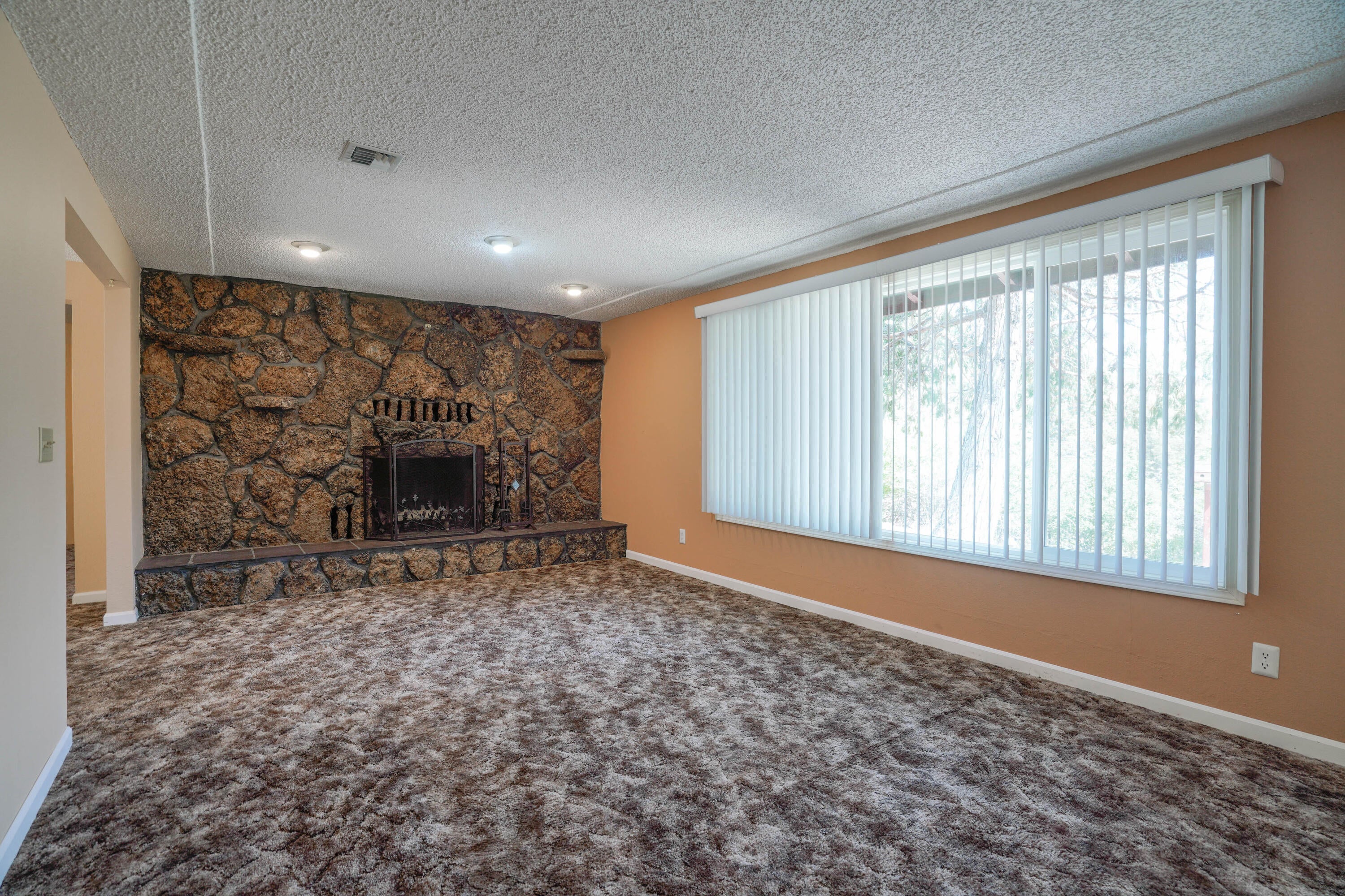 2728 Vale Road Klamath Falls, OR 97603 - Photo 6 of 43 7 living room