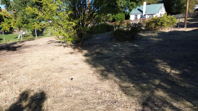 a view of yard from balcony