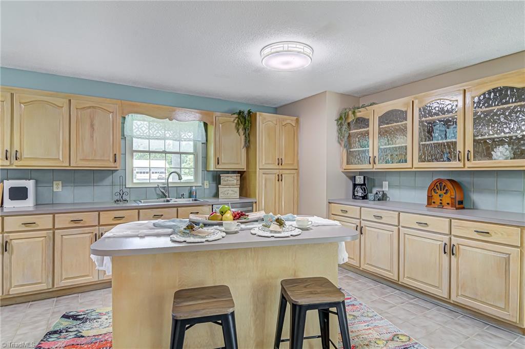 2606 Maxine Drive High Point, NC 27265 - Photo 11 of 34 A great place for a snack or casual dining!