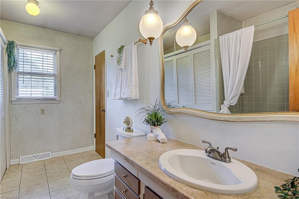 2606 Maxine Drive High Point, NC 27265 - Photo 20 of 34 Full bathroom conveniently located in between bedrooms.