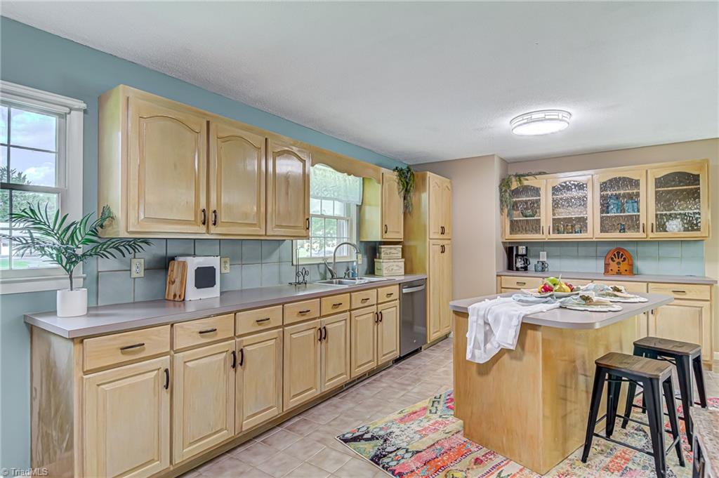 2606 Maxine Drive High Point, NC 27265 - Photo 9 of 34 Lots of room in this kitchen to cook and entertain.