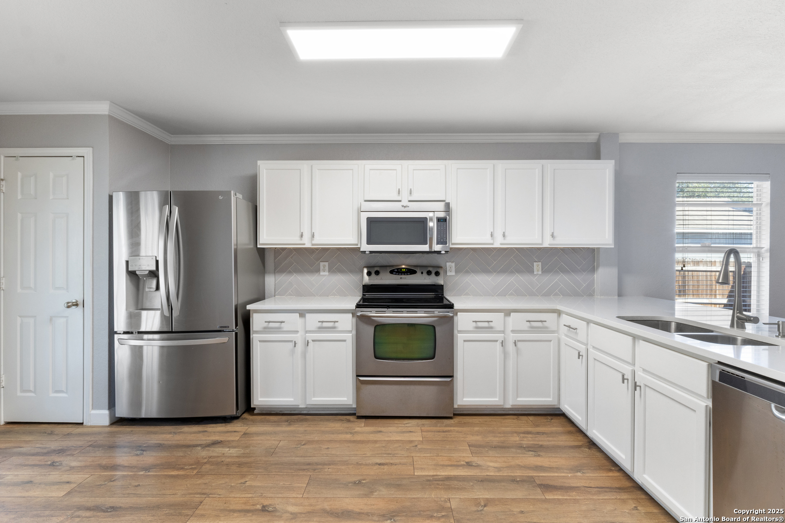 8119 Running Hollow Selma, TX 78154 - Photo 14 of 33 a kitchen with a stove top oven and refrigerator