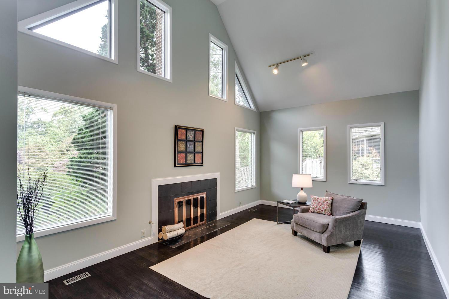 7345 Hooking Road McLean, VA 22101 - Photo 6 of 29 Living Room