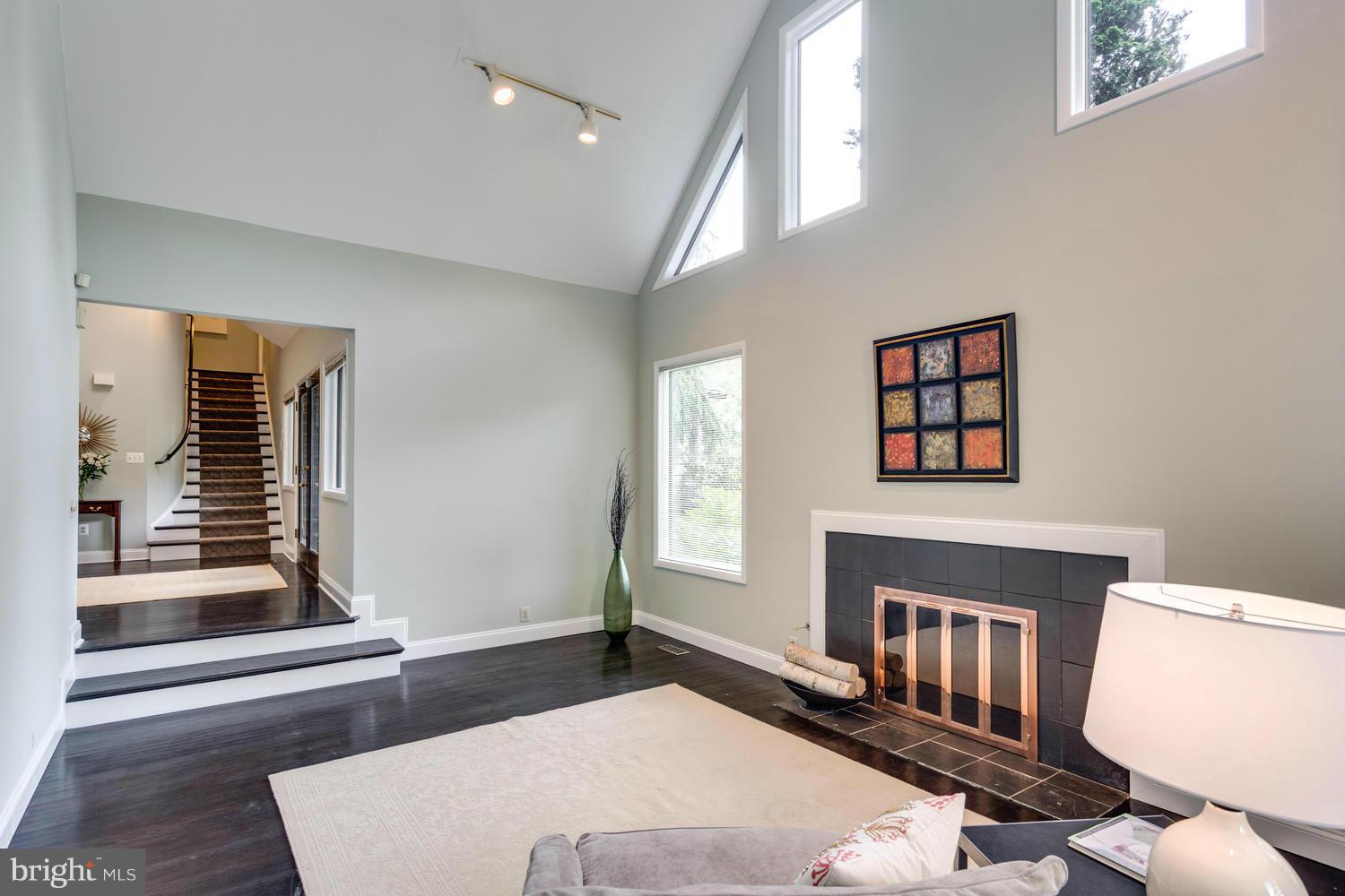 7345 Hooking Road McLean, VA 22101 - Photo 7 of 29 Living Room