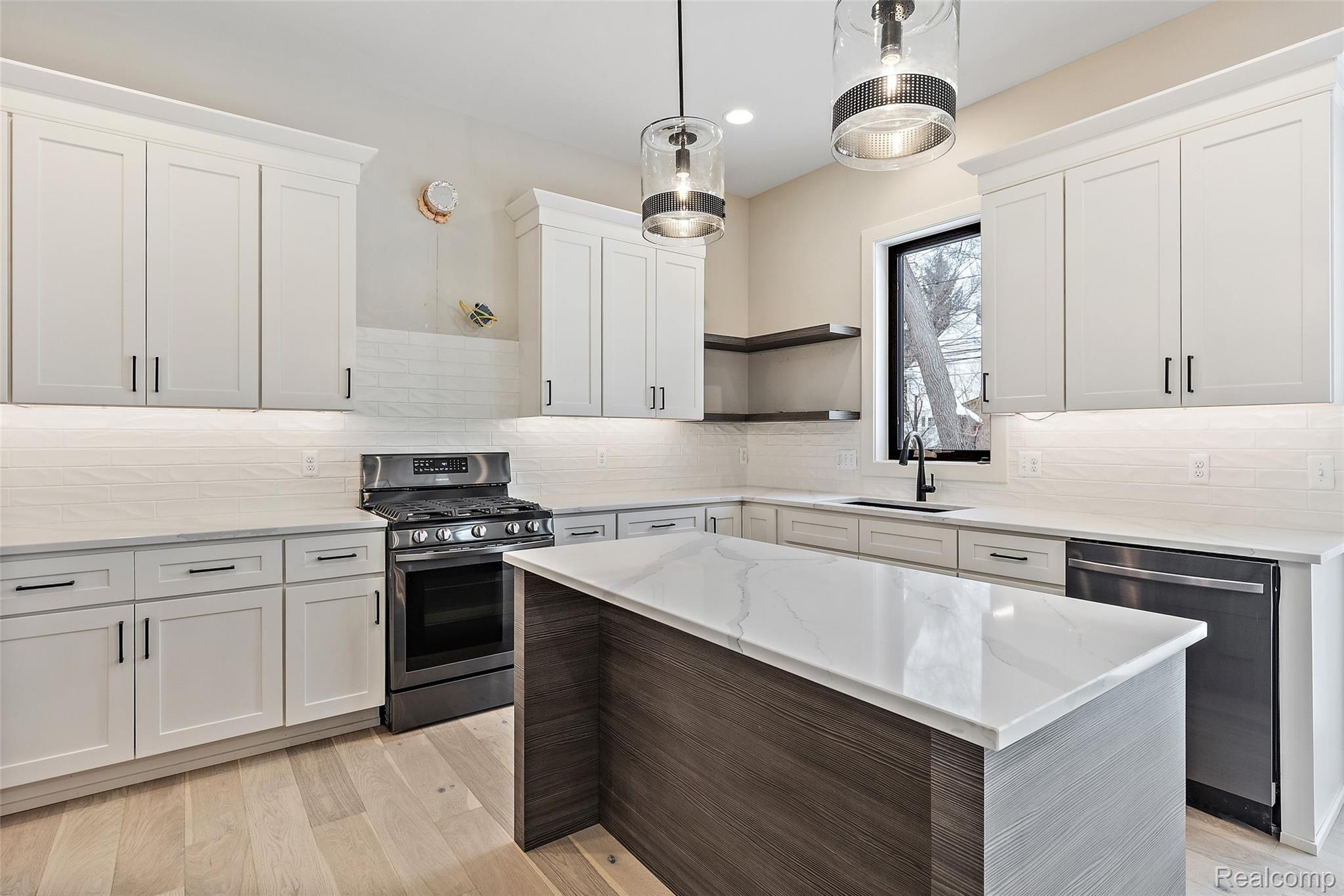 736 Elizabeth Street Rochester, MI 48307 - Photo 6 of 32 736 Elizabeth St-19.jpg