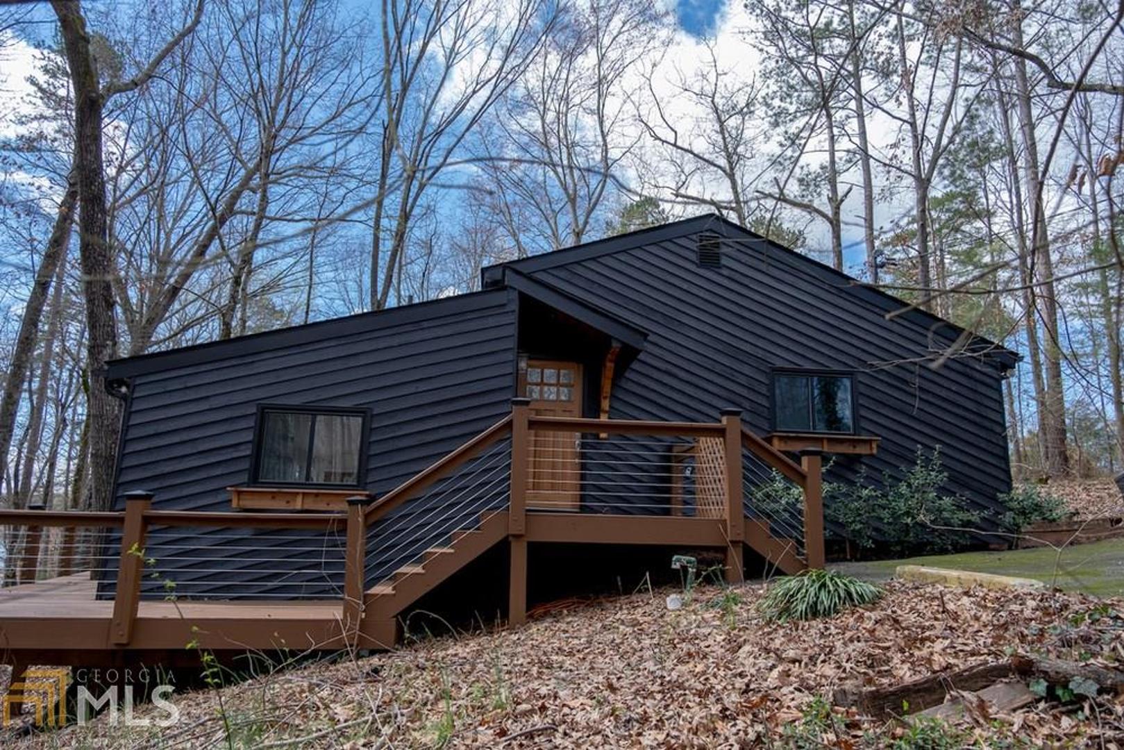 Adorable modern cottage located on Lake Lanier in Dawsonville