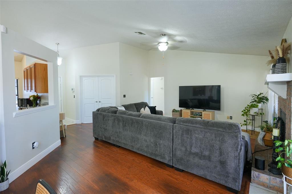 4136 Spring Way Circle Valrico, FL 33596 - Photo 9 of 64