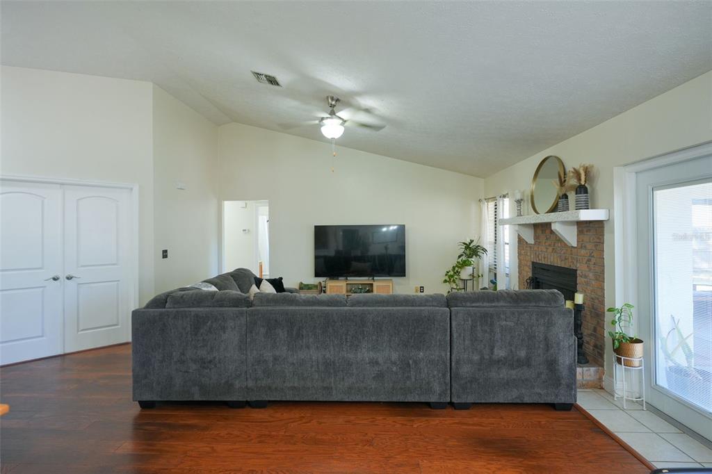 4136 Spring Way Circle Valrico, FL 33596 - Photo 10 of 64