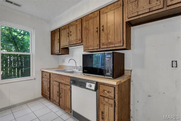 $140,000 | 21 Park Charles Boulevard South, Unit B, St. Peters, MO 63376