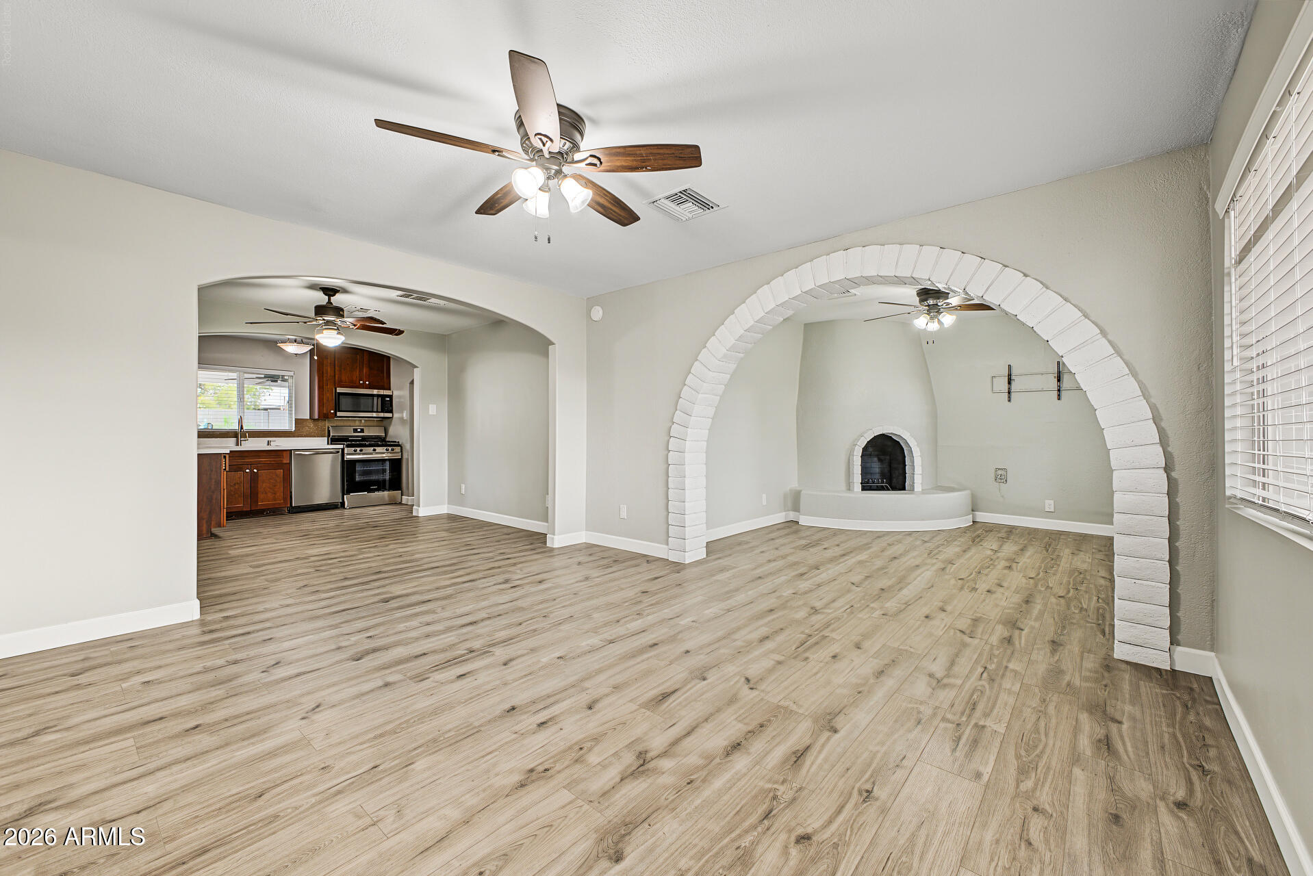 602 West Chipman Road Phoenix, AZ 85041 - Photo 4 of 27 4 - Chipman