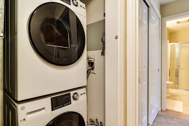 a view of entryway with washer and dryer