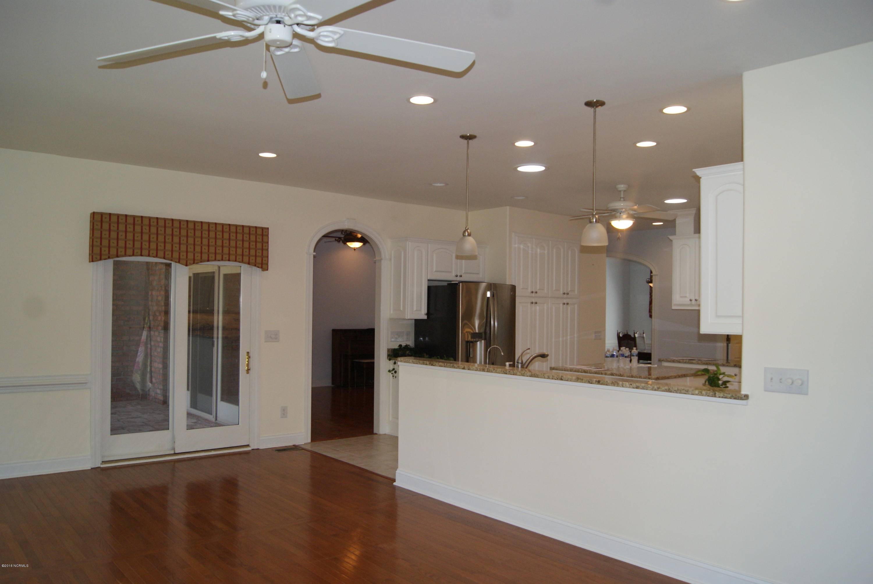 120 Mellen Road New Bern, NC 28562 - Photo 11 of 54 Family Room looking into Kitchen