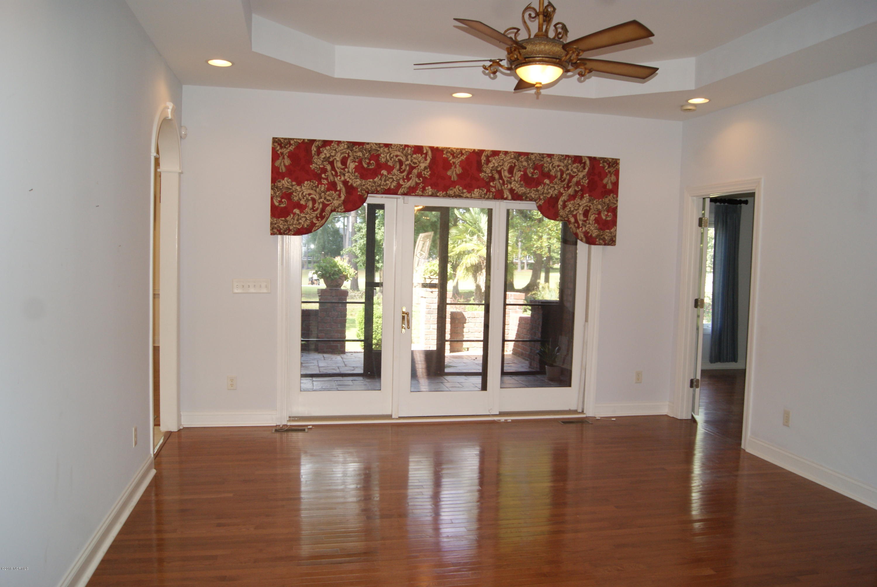 120 Mellen Road New Bern, NC 28562 - Photo 20 of 54 Living Room to Screened Porch