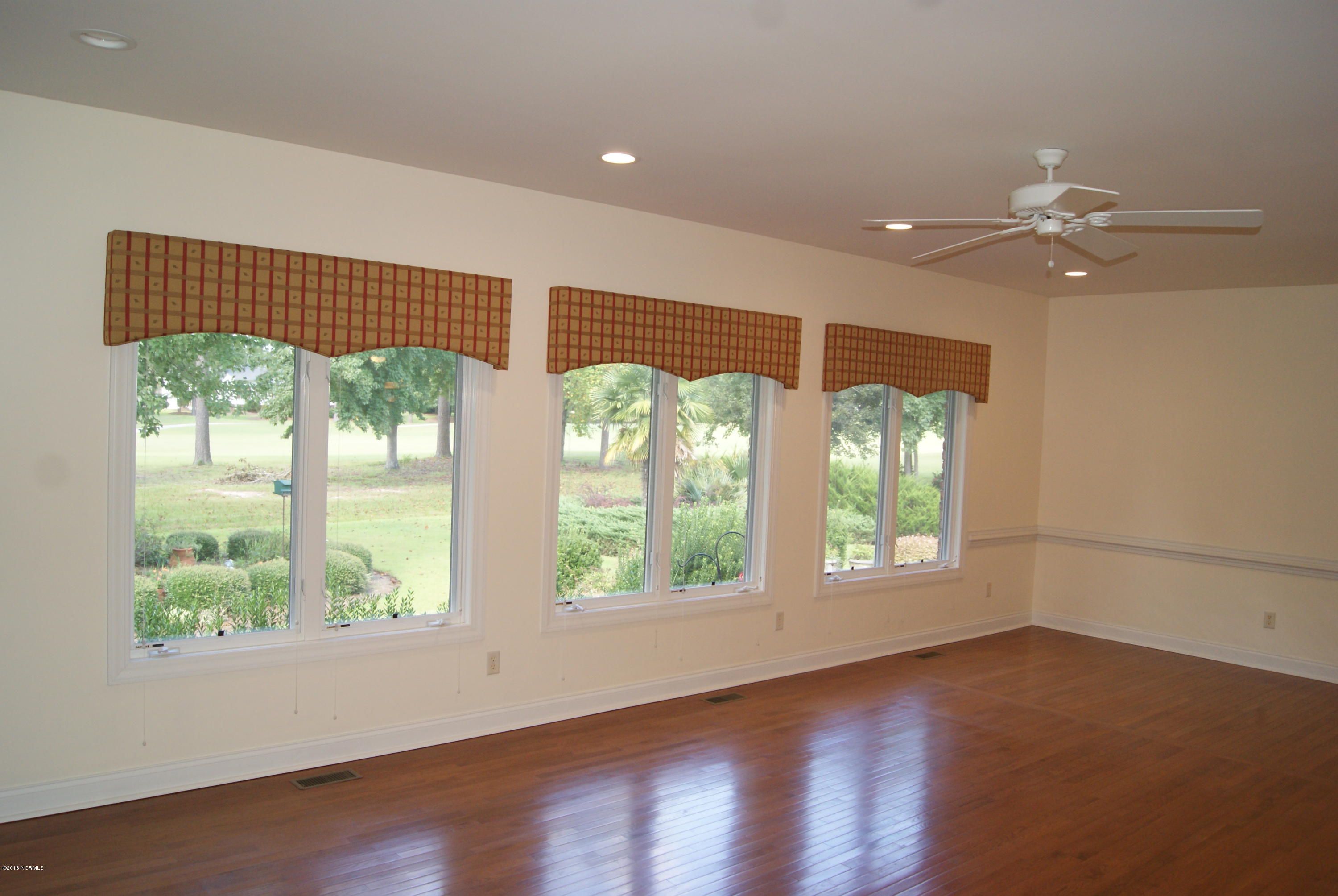120 Mellen Road New Bern, NC 28562 - Photo 9 of 54 Family Room Full of Windows!