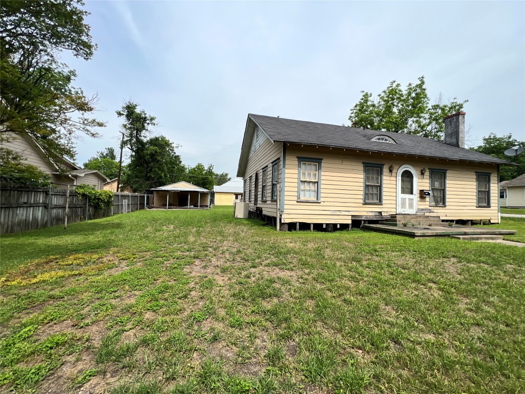 1118 North 2nd Street Temple, TX 76501 - Photo 2 of 22 a front view of a house with a yard