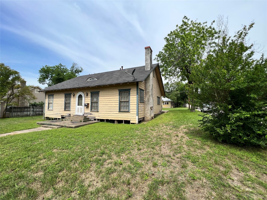 1118 North 2nd Street Temple, TX 76501 - Photo 4 of 22 a view of a house with backyard and sitting area