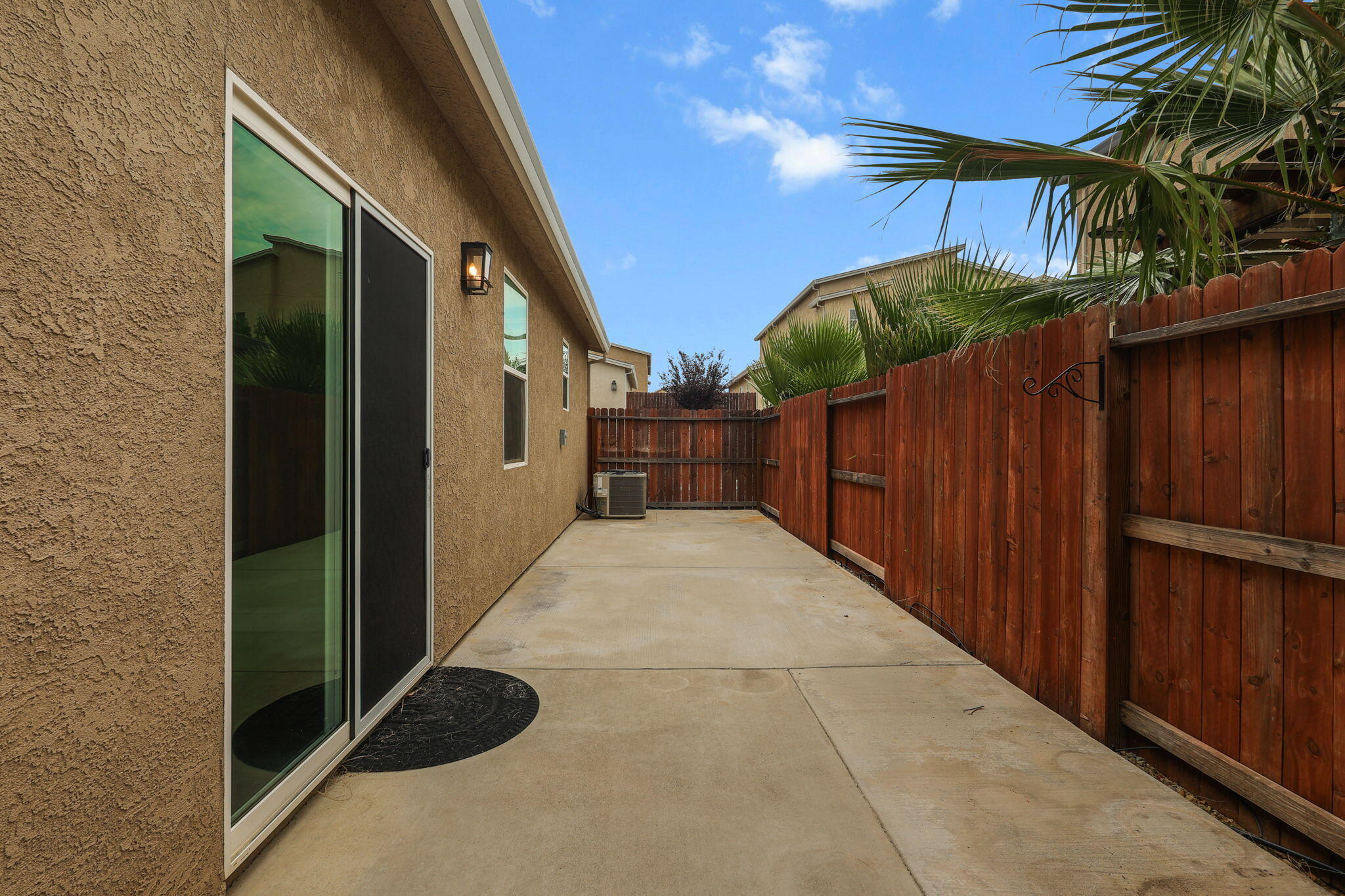 866 Congaree Lane Redding, CA 96001 - Photo 7 of 17 a view of a corridor