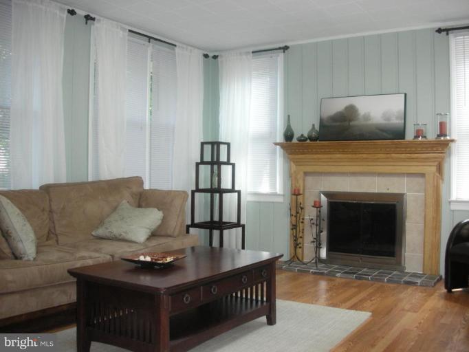 6309 Banbury Road Baltimore, MD 21239 - Photo 9 of 15 First Floor Family Room