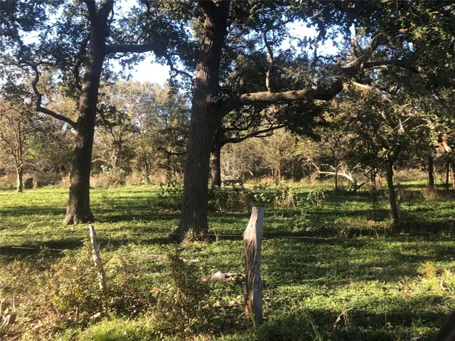 a black and white photo of a bathroom