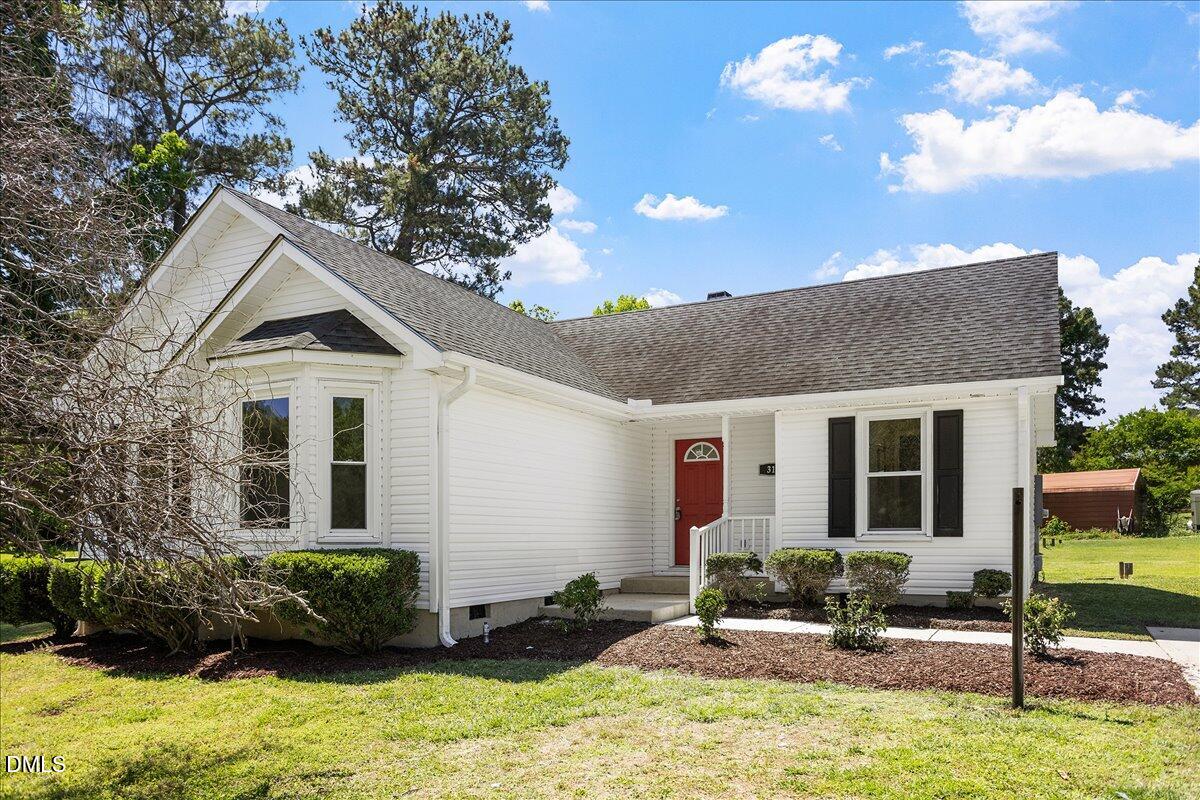31 Fieldview Court Angier, NC 27501 - Photo 1 of 25 a front view of a house with garden