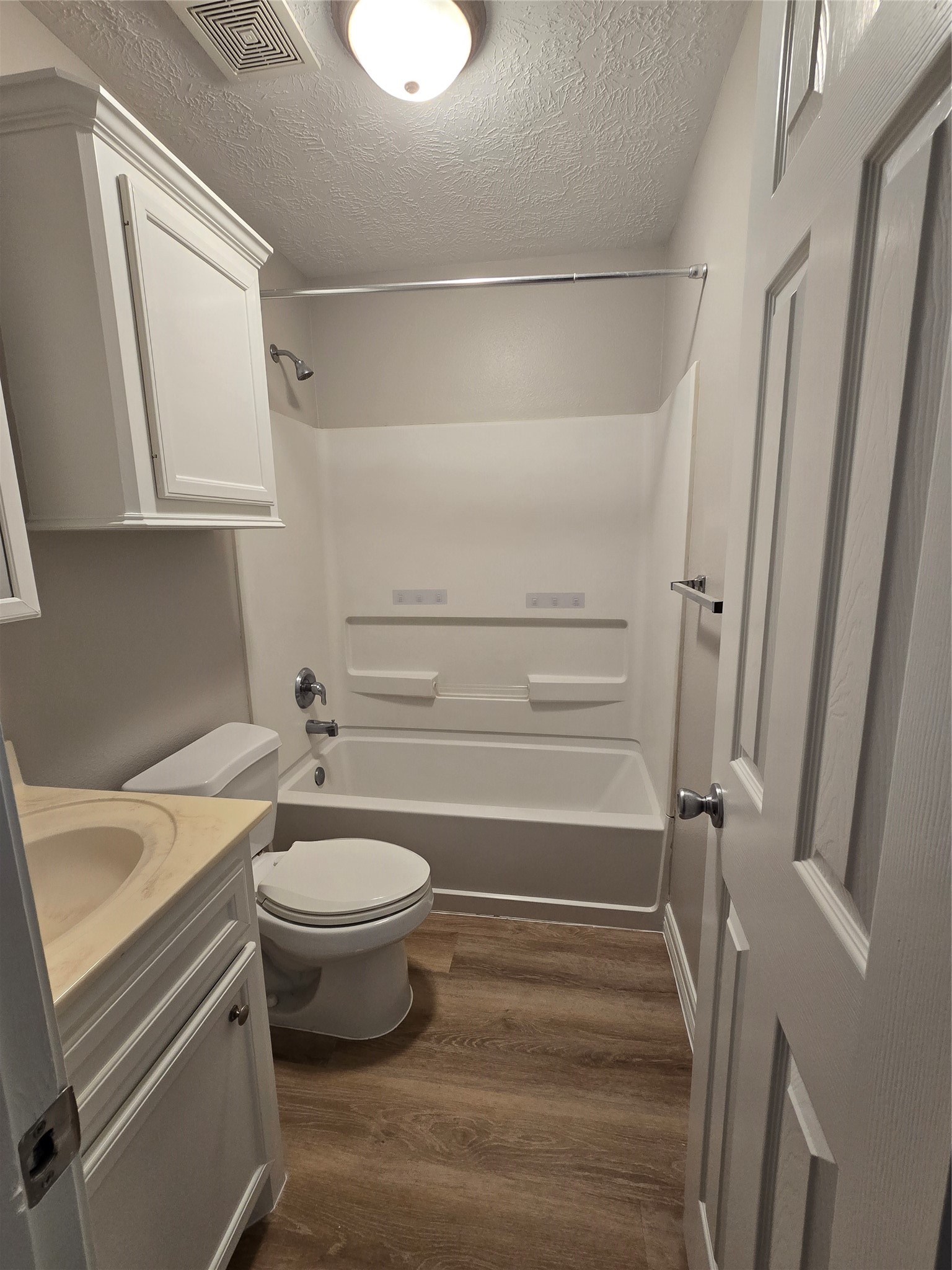 1043 Mann Road, Unit A Conroe, TX 77303 - Photo 17 of 18 2nd bathroom