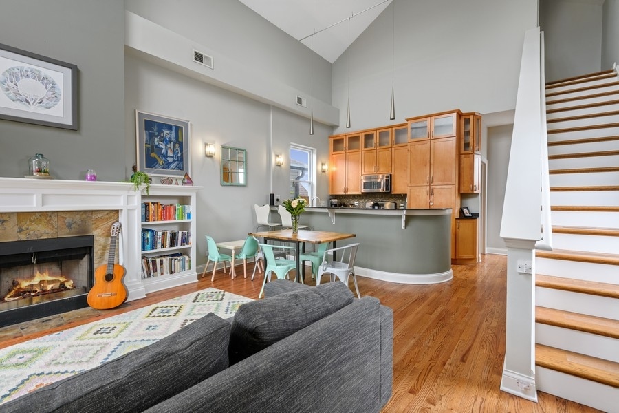 2033 West Iowa Street, Unit 3 Chicago, IL 60622 - Photo 2 of 17