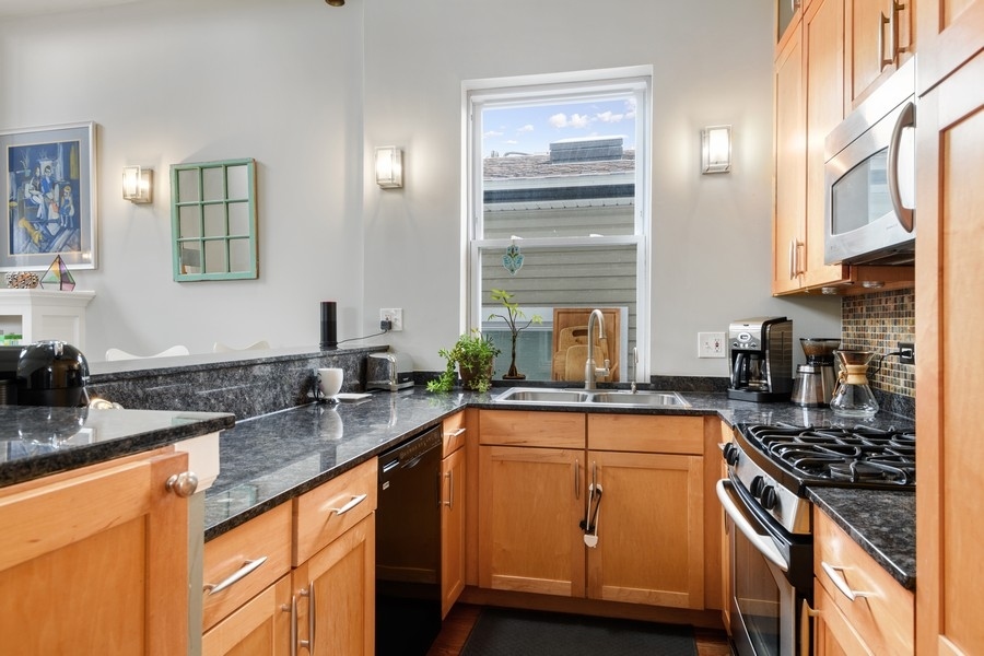 2033 West Iowa Street, Unit 3 Chicago, IL 60622 - Photo 6 of 17