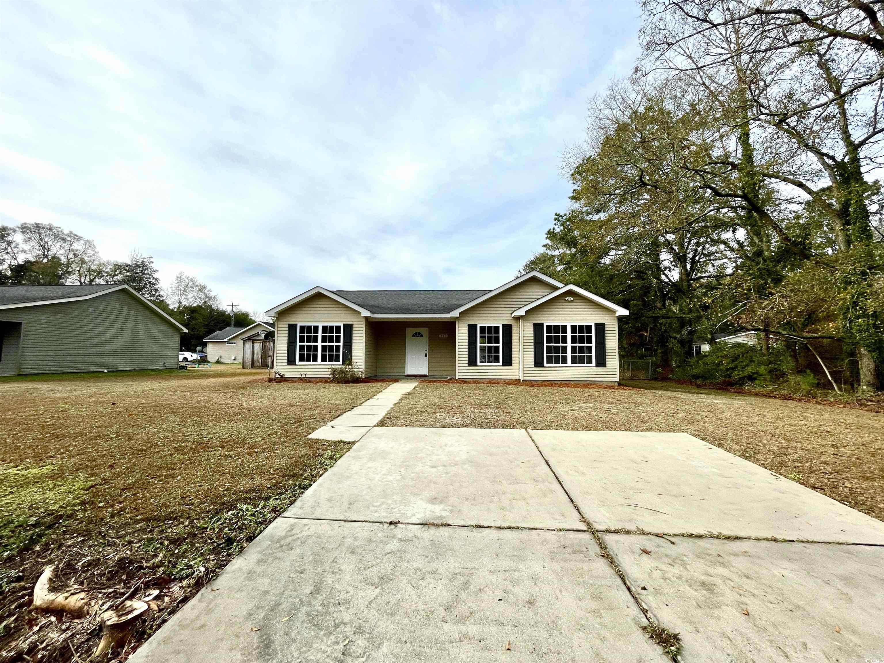 407 County Rd S-22-452 Georgetown, SC 29440 - Photo 17 of 23 Ranch-style house with a front lawn