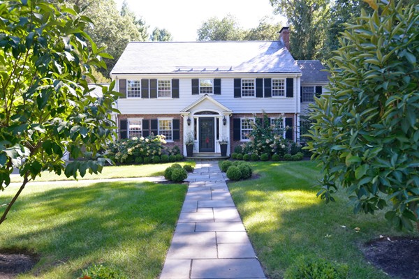 14 Old Town Road Wellesley, MA 02481 - Photo 17 of 17 a front view of a house with garden