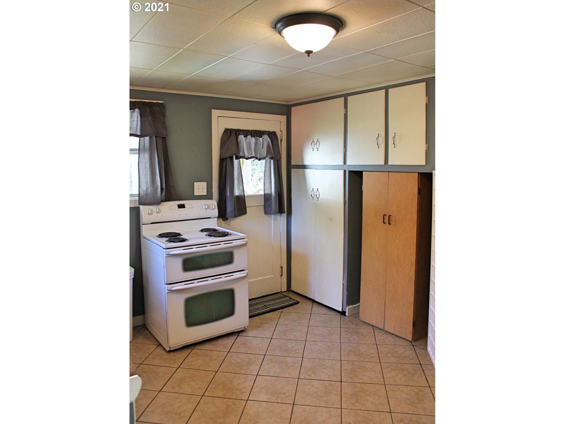 37877 Row River Road Dorena, OR 97434 - Photo 3 of 18 a kitchen with a refrigerator and a stove