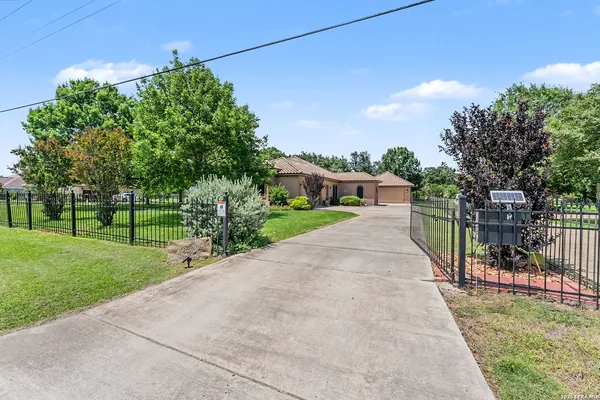 $565,000 | 1379 County Road 4516, Castroville, TX 78009