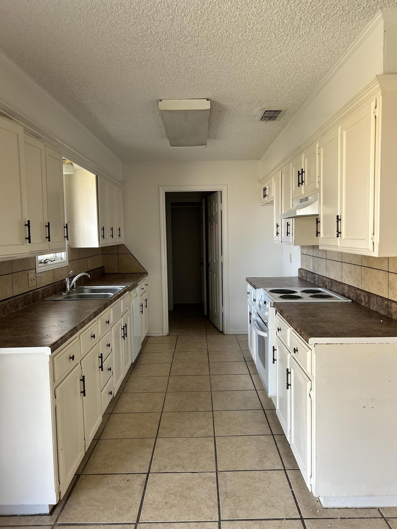 5714 88th Street Lubbock, TX 79424 - Photo 3 of 16 IMG_5237