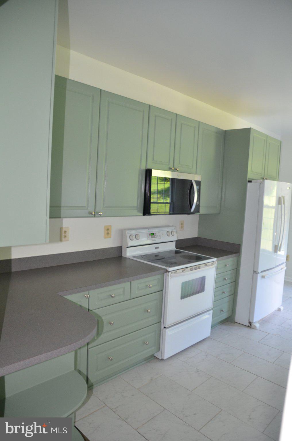 406 Longdraft Road Gaithersburg, MD 20878 - Photo 14 of 24 Charming mint green kitchen space.
